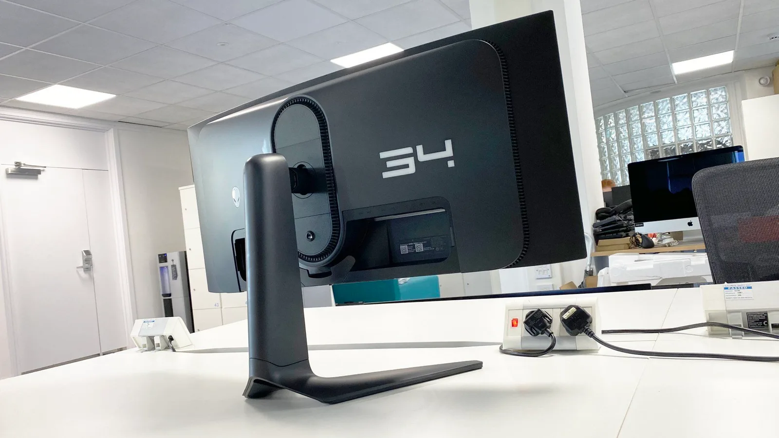 Alienware 34 QD-OLED AW3423DWF — Ergonomics & Stand