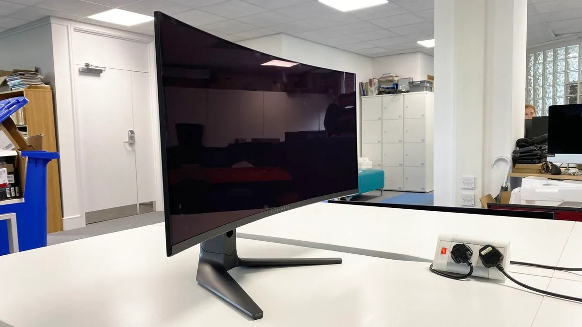 Alienware 34 QD-OLED AW3423DWF — Build & Design