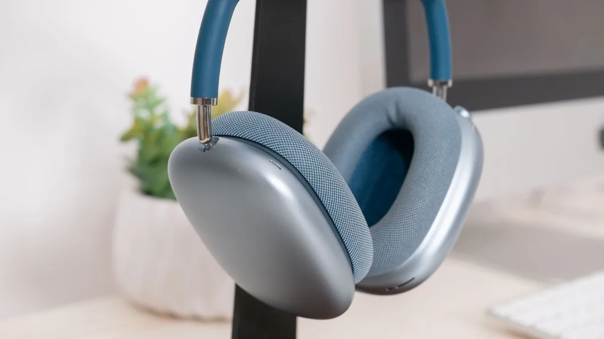 Stylish Apple Airpods Max 2024 headphones with sleek design and plush ear cups, featuring a premium build quality.