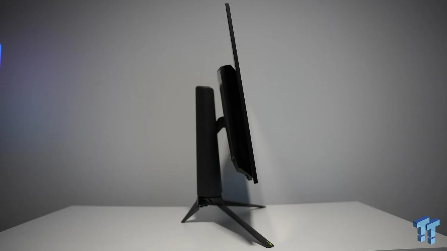 ASUS ROG Swift PG32UCDM3 — Build & Design