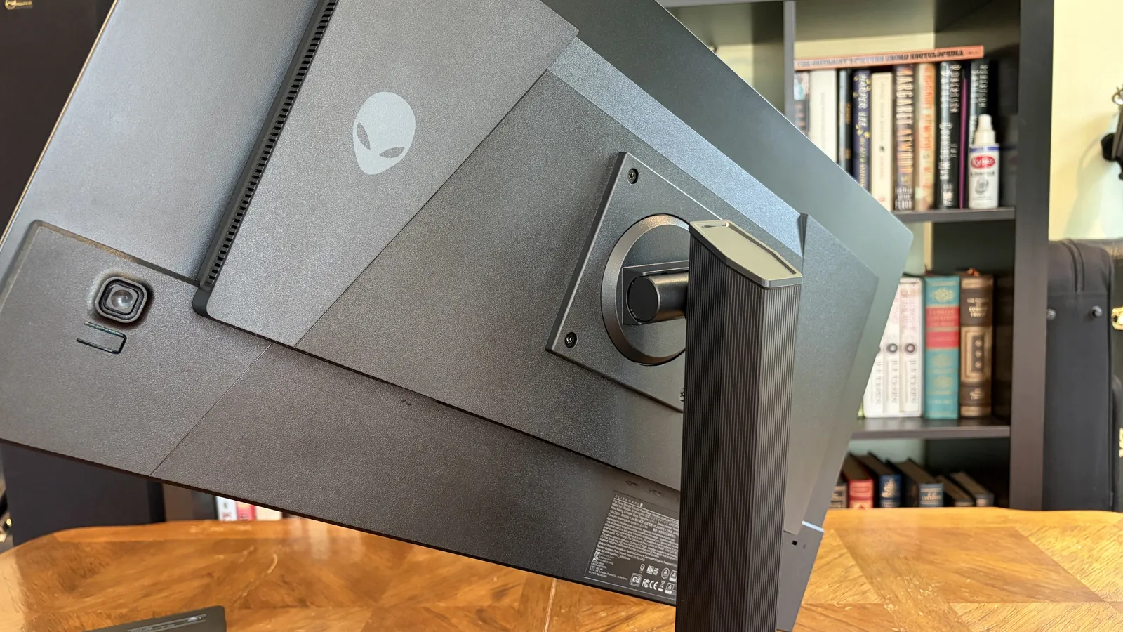 Dell Alienware AW2726DM — photo 7 of 8