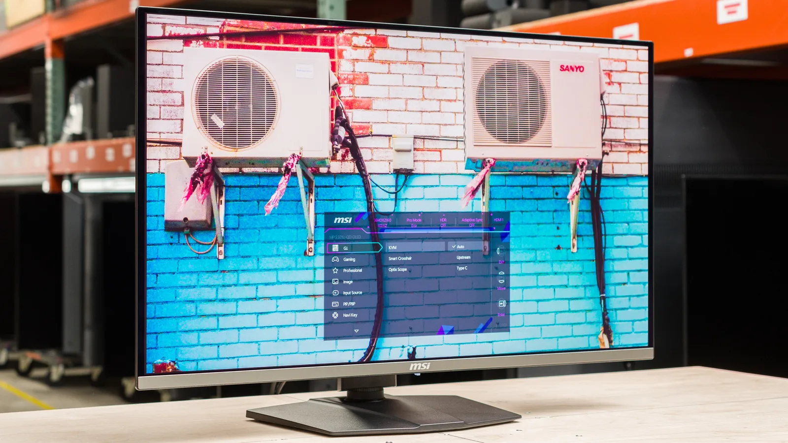 MSI MPG 321URX QD-OLED photo 2