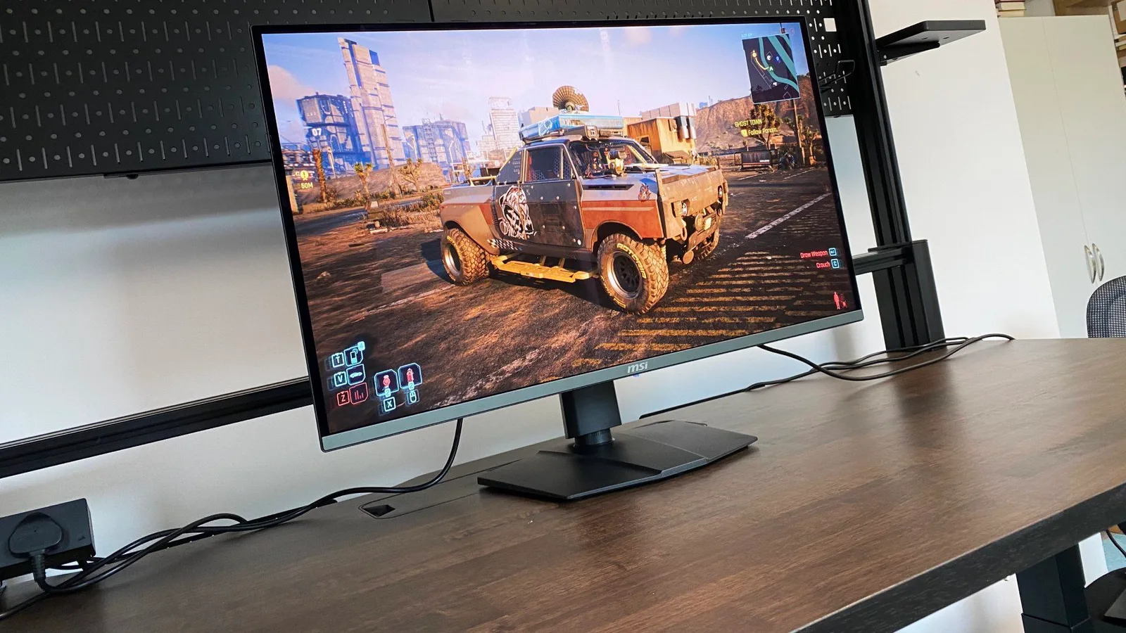MSI MPG 321URX QD-OLED photo 3