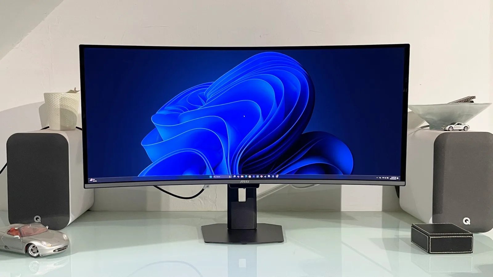 MSI MPG 341CQR QD-OLED X36 — photo 6 of 8